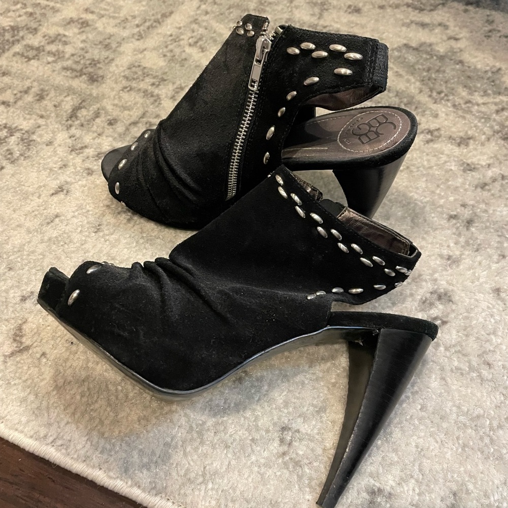 BCBG zip up heels
